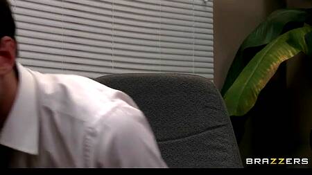 Мулатке на собеседовании приходится отдаться в жопу