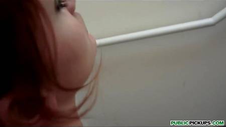 Рыжеволосая деваха заработала своими дырками деньжат