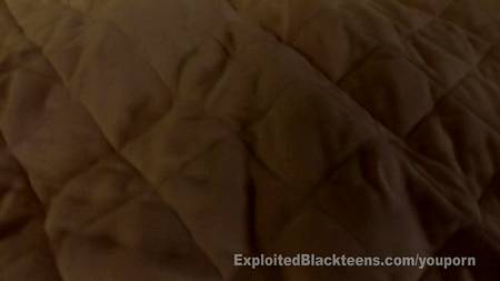 Смугляночка отжигает в домашнем порно