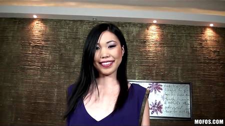 Худенькая азиатка радует своим телом мужика