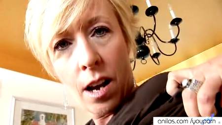 Дама балует себя вибратором