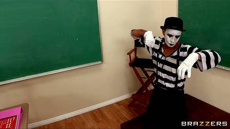 Студентка с большими натуральными титьками отдалась в классе