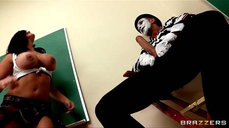 Студентка с большими натуральными титьками отдалась в классе