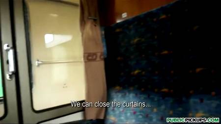 Студентка отдалась в купейном вагоне