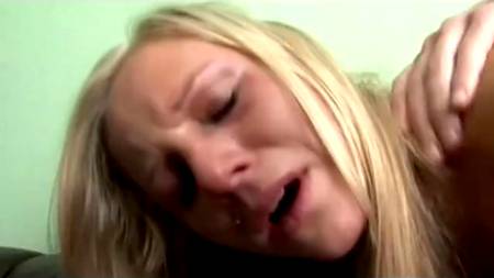 Нежная спортсменка в первый раз получила член в тугую попку