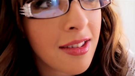 Накачанный парень сел на стул и поимел свою девочку