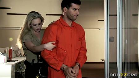 Грудастая женщина-адвокат спаривается с заключенным