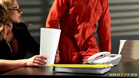 Грудастая женщина-адвокат спаривается с заключенным