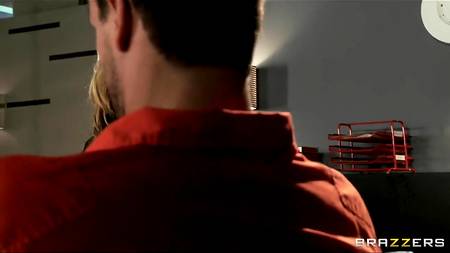 Грудастая женщина-адвокат спаривается с заключенным