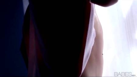 Стройная блондиночка получила от мастурбации оргазм