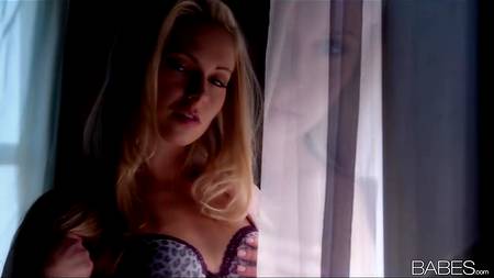 Стройная блондиночка получила от мастурбации оргазм