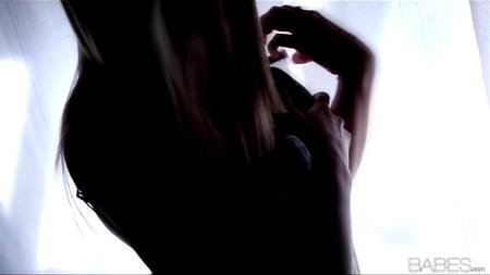 Стройная блондиночка получила от мастурбации оргазм