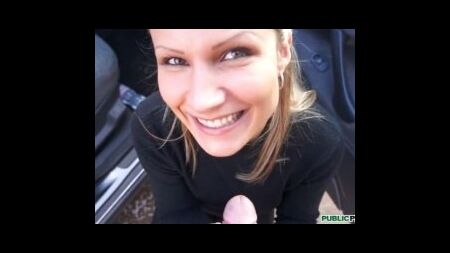 Красавица за деньги отдалась в автомобиле