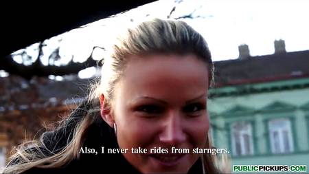 Красавица за деньги отдалась в автомобиле