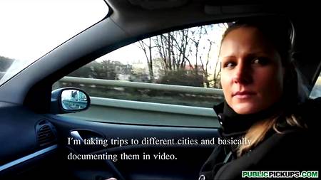 Красавица за деньги отдалась в автомобиле