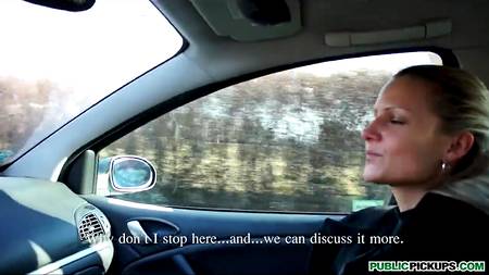 Красавица за деньги отдалась в автомобиле