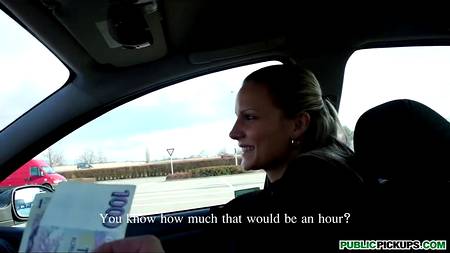 Красавица за деньги отдалась в автомобиле