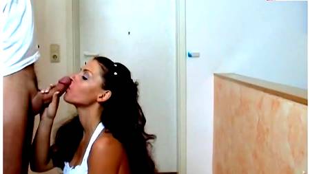 Красивая пара любовников анально пошалила в ванной комнате