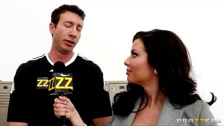 Сексуальная репортерша отдалась в раздевалке команде спортсменов