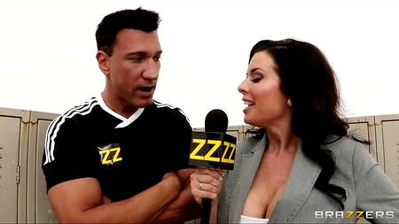 Сексуальная репортерша отдалась в раздевалке команде спортсменов