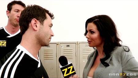 Сексуальная репортерша отдалась в раздевалке команде спортсменов