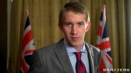 Политик наслаждается минетом во время интервью