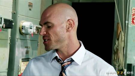 Ведущая прогноза погоды дает себя трахнуть своему начальнику