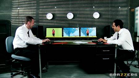 Ведущая прогноза погоды дает себя трахнуть своему начальнику