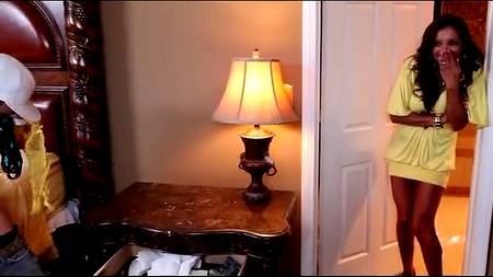 Девственник уединился в спальне с грудастой дамочкой