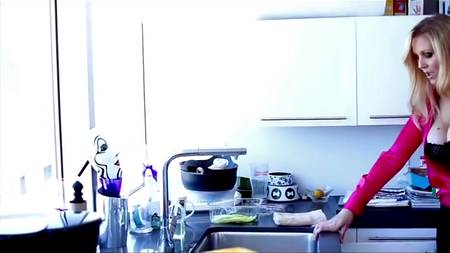 Сантехник смог удовлетворить и мамку, и дочку