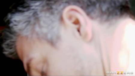 Массажист соблазнил темнокожую красавицу