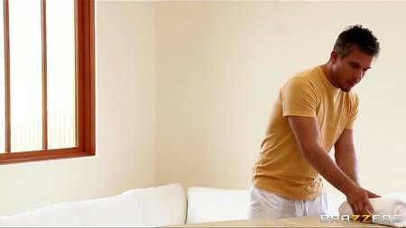 Массажист соблазнил темнокожую красавицу