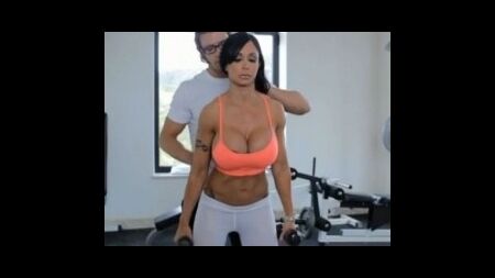 Тренер в очках пристает к грудастой спортсменке в зале