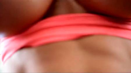 Тренер в очках пристает к грудастой спортсменке в зале