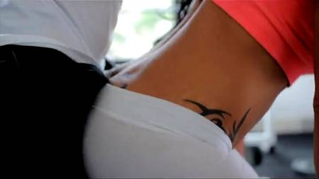 Тренер в очках пристает к грудастой спортсменке в зале