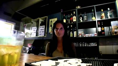Барменша любит деньги и трах