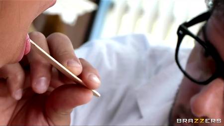 Врач домогается к темнокожий пациентке