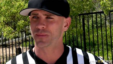 Тренер по волейболу насадил на пенис грудастую девицу