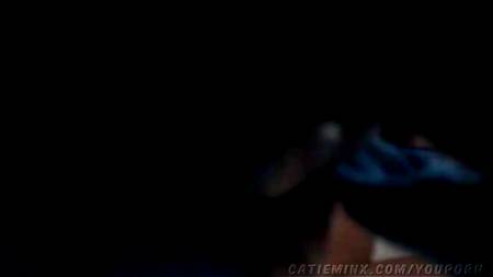 Очень стройная девушка балует киску мощным вибратором