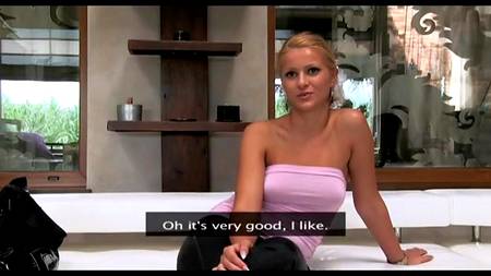 Блондинка готова получить работу через постель с директором