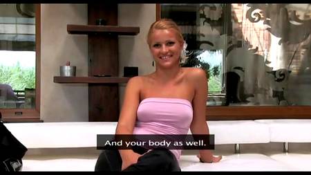 Блондинка готова получить работу через постель с директором