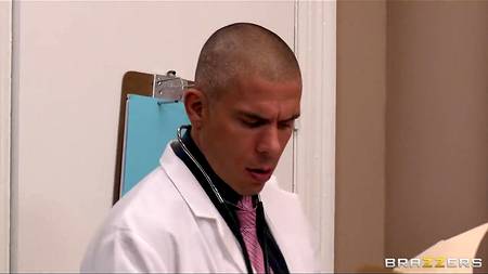 Медсестра соблазнила доктора в его кабинете