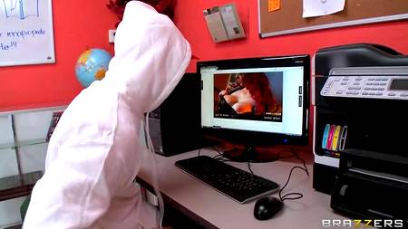 Оттрахал сисястую библиотекаршу в очках на ее рабочем месте