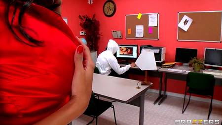 Оттрахал сисястую библиотекаршу в очках на ее рабочем месте