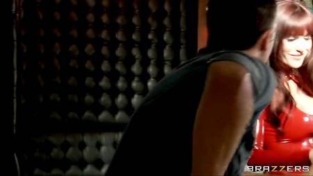 Красотка в красном платье отдалась в баре в задницу