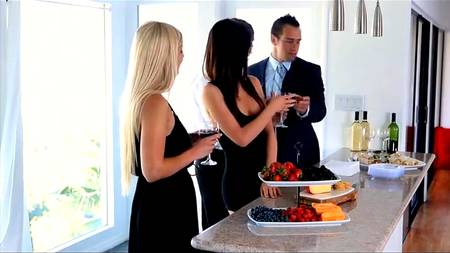 Два горячих парня уговорили девушек на безумную групповушку