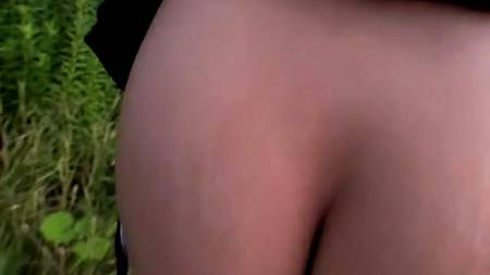 В кустиках с фигуристой студенткой