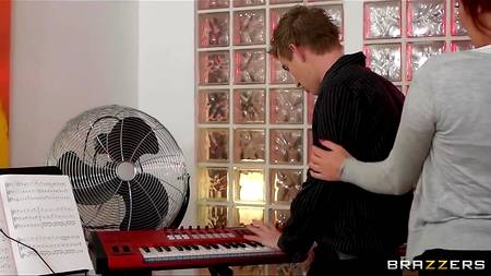 Рыжеволосая деваха соблазняет застенчивого музыканта