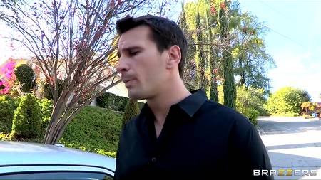 Инспекторша заставила нарушителя поработать за неправильную парковку