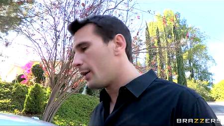 Инспекторша заставила нарушителя поработать за неправильную парковку